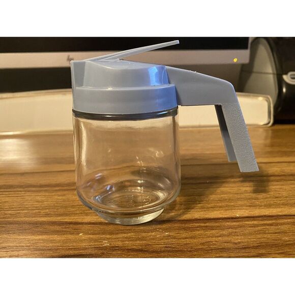 VINTAGE GEMCO SMALL CLEAR GLASS SYRUP DISPENSER WITH WHITE BLUE HANDLE/LID - Picture 4 of 6